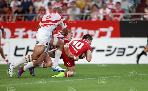 120725 - Japan v Wales - Summer Series - Second Test - Dan Edwards of Wales scores a try