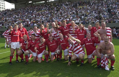 170601- Japan v Wales - The Welsh team celebrate their second test win against Japan