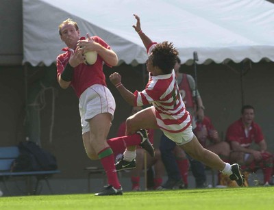 170601- Japan v Wales - Gareth Thomas beats Kensuke Iawabuchi to score his third try