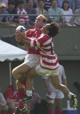 170601- Japan v Wales - Gareth Thomas takes high ball off Kensuke Iawabuchi to score his third try