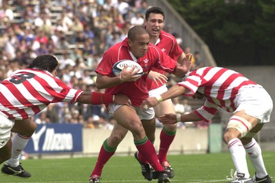 170601- Japan v Wales - Gavin Thomas finds a gap between Yuya Saito and Terunori Masuho