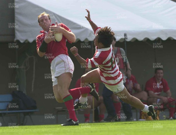 170601- Japan v Wales - Gareth Thomas beats Kensuke Iawabuchi to score his third try