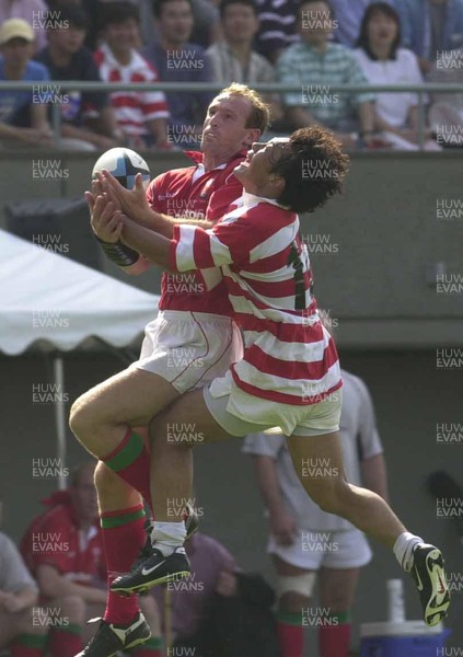 170601- Japan v Wales - Gareth Thomas takes high ball off Kensuke Iawabuchi to score his third try