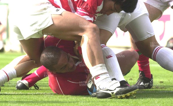 170601- Japan v Wales - Gavin Thomas squeezes in for his second try