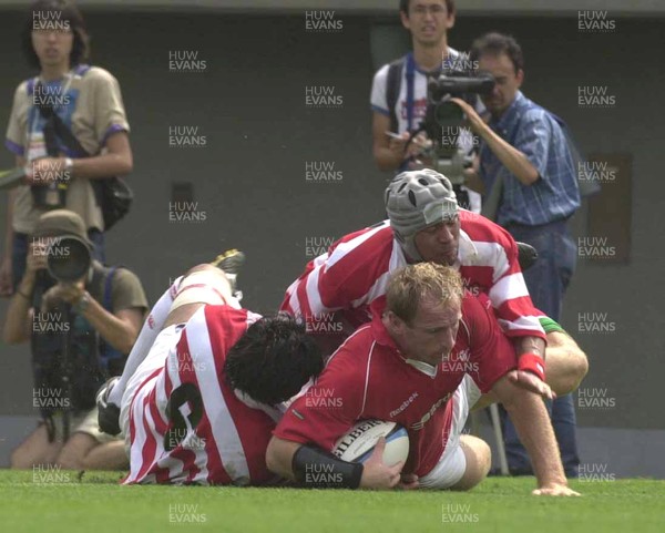 170601- Japan v Wales - Gareth Thomas scores his second try despite tacles by Koichi Kubo nad Terunori Masuho