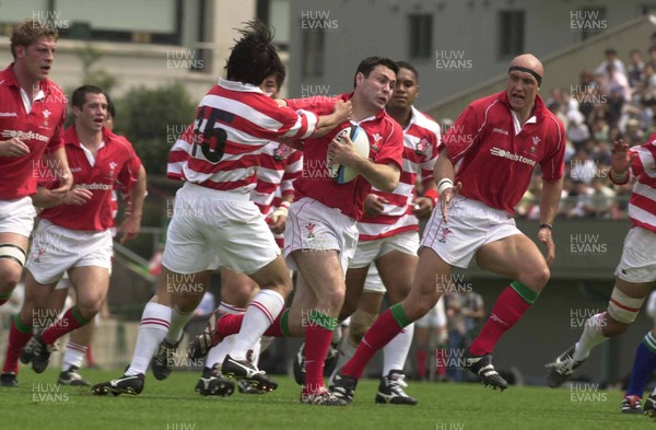 170601- Japan v Wales - Stephen Jones hands off Hiritoki Onozawa