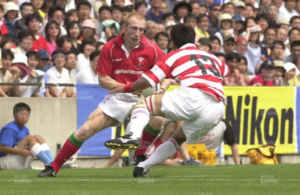 170601- Japan v Wales - Tom Shanklin takes on Hideki Namba