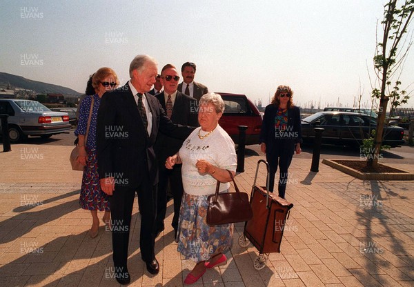 110895 - Opening of Ty Llen (Dylan Thomas Centre) - A Swansea resident greets President Jimmy Carter on his arrival 