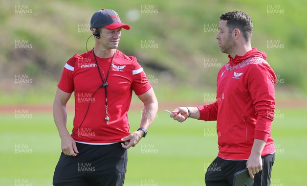 240821 - Scarlets Training Session - Scarlets head coach, Dwayne Peel, left with Head of Technical Performance Joe Lewis during training session