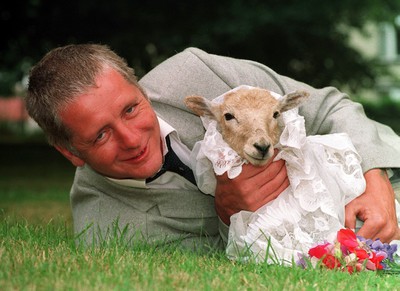 CDF_250794_JohnBennett_Sheep_Wedding_05.jpg