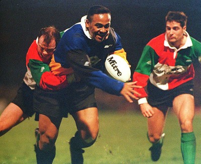 211195 - Jonah Lomu - Ieuan Evans XV v World XV - Ieuan Evans can't stop Jonah Lomu from scoring a try