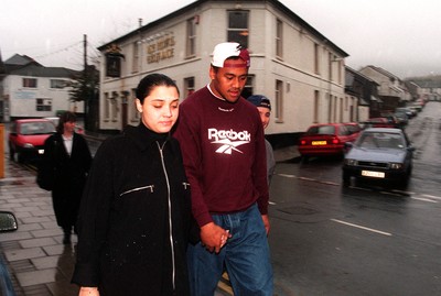 211195 - Jonah Lomu - Lomu arrives at press conference with girlfriend Tania Rutter