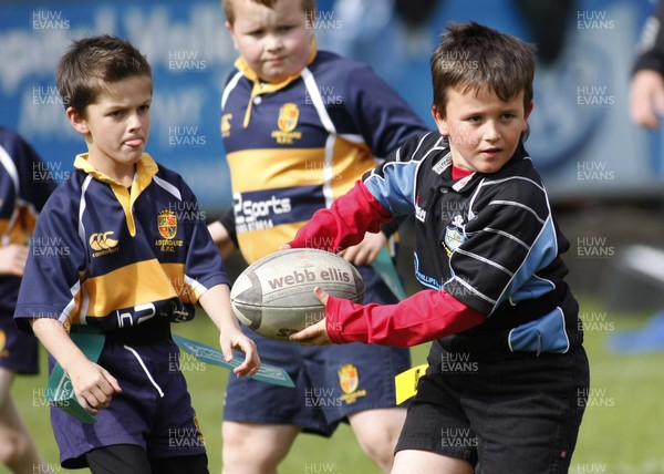 17.05.09  Cardiff Blues vs. Edinburgh. Magners League -  Junior Blues half time match: Llanharan(blue/yellow) vs. Aberdare. 