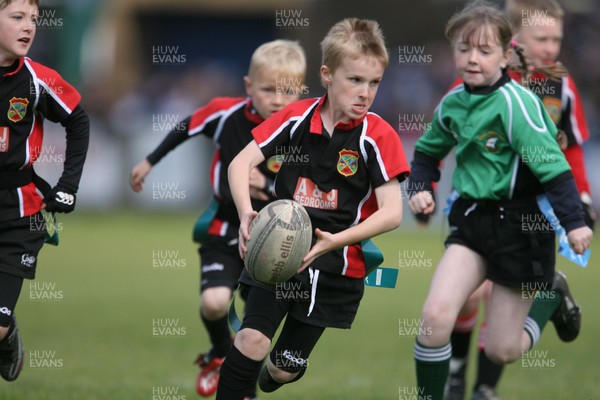 17.05.09  Cardiff Blues v Edinburgh... Junior Blues Half time game between Barry and Rhydfelin 