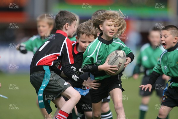 17.05.09  Cardiff Blues v Edinburgh... Junior Blues Half time game between Barry and Rhydfelin 