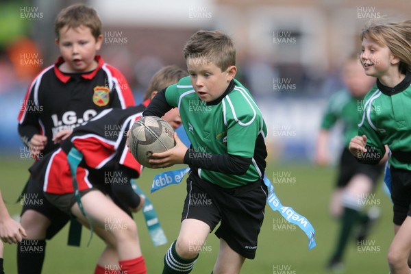 17.05.09  Cardiff Blues v Edinburgh... Junior Blues Half time game between Barry and Rhydfelin 