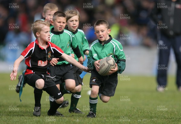 17.05.09  Cardiff Blues v Edinburgh... Junior Blues Half time game between Barry and Rhydfelin 