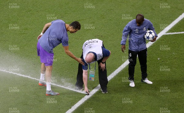 030617 - UEFA Champions League Final - Juventus v Real Madrid - Cristiano Ronaldo protests at the groundsman as he is sprayed by the sprinklers