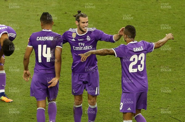 030617 - UEFA Champions League Final - Juventus v Real Madrid - Gareth Bale of Real Madrid celebrates at full time with Casemiro and Danilo