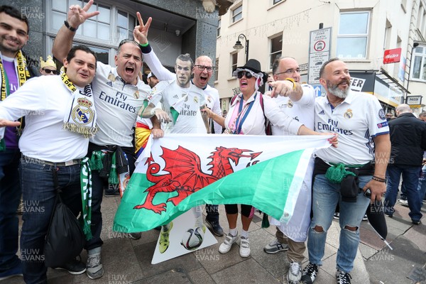 030617 - UEFA Champions League Final - Real Madrid v Juventus - Real Madrid fans pose with a cut out of Gareth Bale