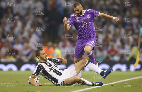 030617 - Juventus v Real Madrid, UEFA Champions League Final, Cardiff - Karim Benzema of Real Madrid is tackled by Gonzalo Higuain of Juventus