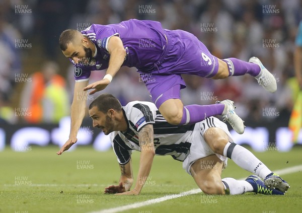 030617 - Juventus v Real Madrid, UEFA Champions League Final, Cardiff - Karim Benzema of Real Madrid is tackled by Gonzalo Higuain of Juventus