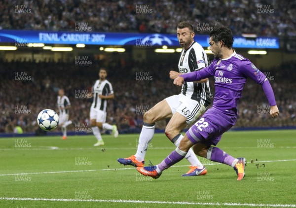 030617 - Juventus v Real Madrid, UEFA Champions League Final, Cardiff - Isco of Real Madrid crosses the ball as Andrea Barzagli of Juventus closes in