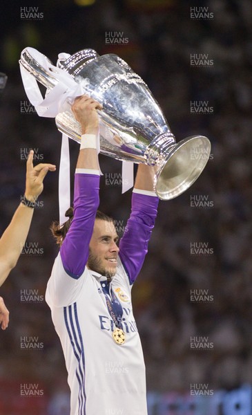 030617 - Juventus v Real Madrid, UEFA Champions League Final, Cardiff - Gareth Bales of Real Madrid lifts the Champions League Trophy