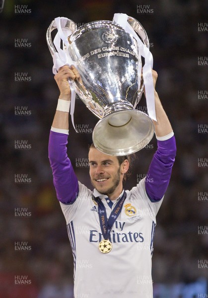 030617 - Juventus v Real Madrid, UEFA Champions League Final, Cardiff - Gareth Bales of Real Madrid lifts the Champions League Trophy