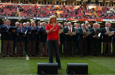 04.11.06  Wales v Australia.  Katherine Jenkins sings with the choirs before the game.  