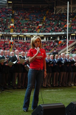 04.11.06  Wales v Australia.  Katherine Jenkins sings with the choirs before the game.  