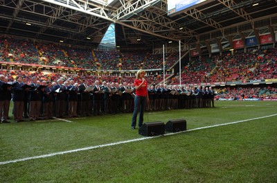 04.11.06  Wales v Australia.  Katherine Jenkins sings with the choirs before the game.  