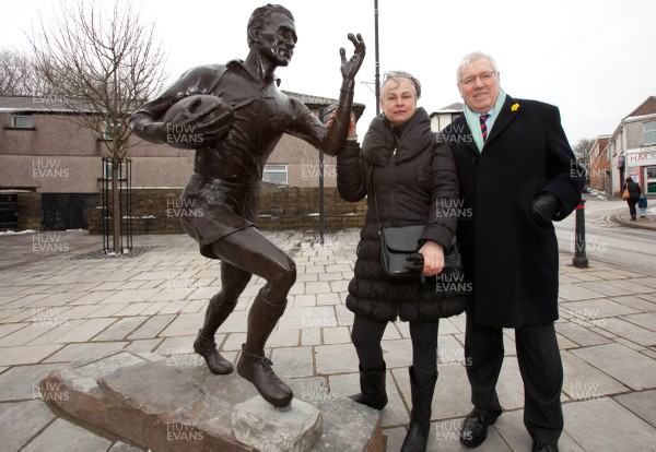 280313 - A statue to former Newport RFC and Wales legend Ken Jones is unveiled in his home town of Blaenavon President of the WRU, Dennis Gethin, is with the artist who produced the statue, Laury Dizengremel 