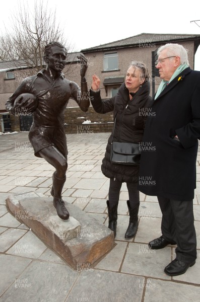 280313 - A statue to former Newport RFC and Wales legend Ken Jones is unveiled in his home town of Blaenavon President of the WRU, Dennis Gethin, is with the artist who produced the statue, Laury Dizengremel 