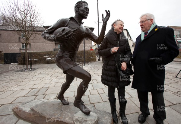 280313 - A statue to former Newport RFC and Wales legend Ken Jones is unveiled in his home town of Blaenavon President of the WRU, Dennis Gethin, is with the artist who produced the statue, Laury Dizengremel 