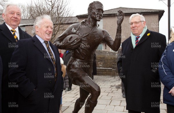 280313 - A statue to former Newport RFC and Wales legend Ken Jones is unveiled in his home town of Blaenavon President of the WRU, Dennis Gethin, right, with Newport and Wales legend David Watkins