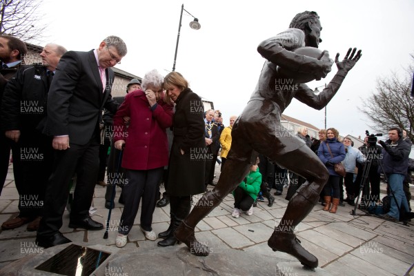 280313 - A statue to former Newport RFC and Wales legend Ken Jones is unveiled in his home town of Blaenavon, where his wife Irene and son Philip and daughter in law Joy take a closer look