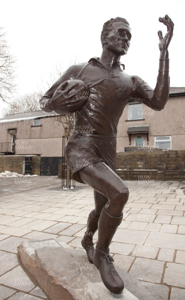 280313 - A statue to former Newport RFC and Wales legend Ken Jones is unveiled in his home town of Blaenavon