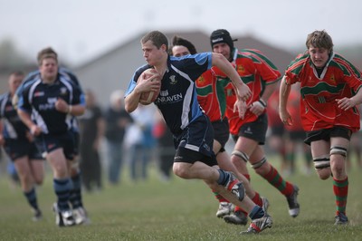 24.04.10 Kenfig Hill v Nantyffyllon.. Action from the game. 