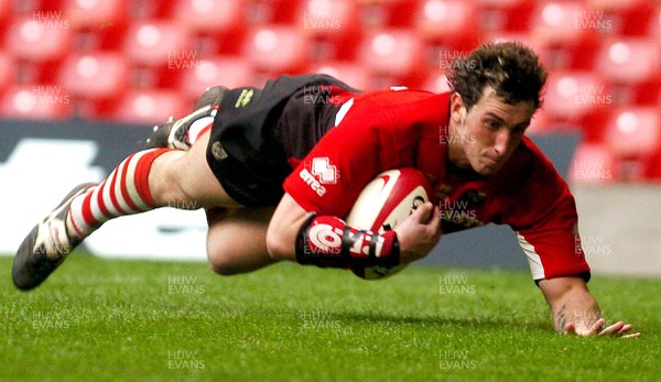 06.05.06 - Minolta Cup Final Neath v Pontypridd  Pontypridd's Dafydd Lockyer dives over to claim a try  