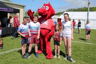 030525 - Lampeter Town RFC v London Welsh - Mascot of London Welsh Dewi the Dragon meets youngsters from Lampeter Town RFC