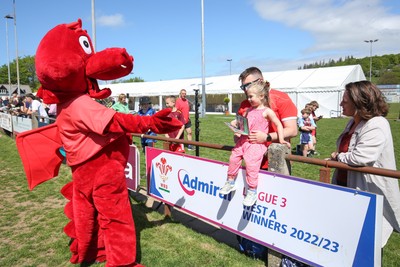 030525 - Lampeter Town RFC v London Welsh - Mascot of London Welsh Dewi the Dragon meets youngsters from Lampeter Town RFC