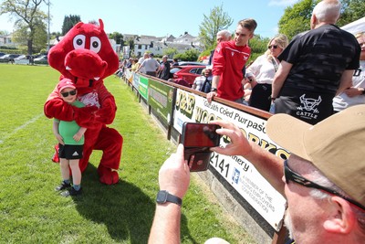 030525 - Lampeter Town RFC v London Welsh - Mascot of London Welsh Dewi the Dragon meets youngsters from Lampeter Town RFC