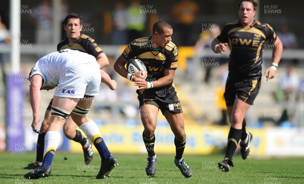 14.08.10 - Leeds Carnegie v Ospreys - Pre-Season Friendly - Eli Walker of Ospreys finds space. 