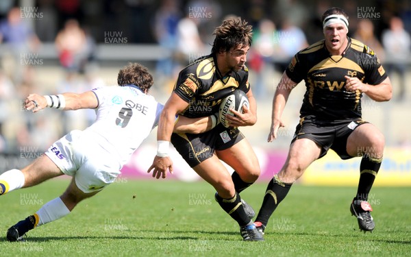 14.08.10 - Leeds Carnegie v Ospreys - Pre-Season Friendly - Gareth Owen of Ospreys takes on Scott Mathie if Leeds. 