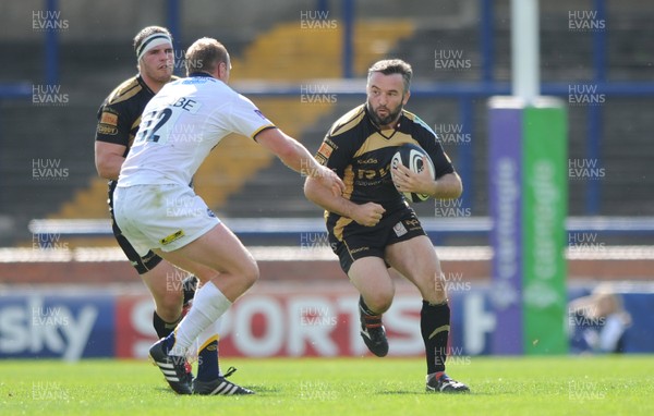 14.08.10 - Leeds Carnegie v Ospreys - Pre-Season Friendly - Mefin Davies of Ospreys looks for a way through. 