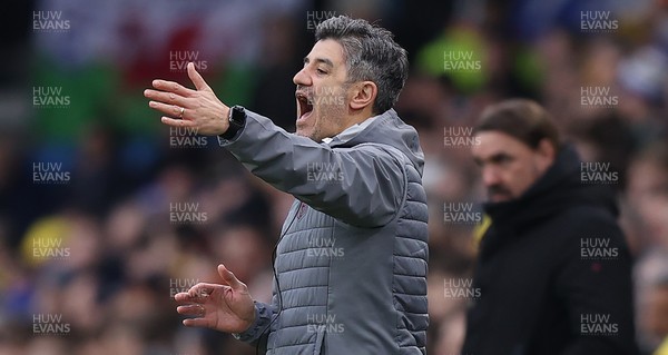 010225 - Leeds United v Cardiff City - Sky Bet Championship - Manager Omer Riza of Cardiff shouts on Cardiff from Tech area