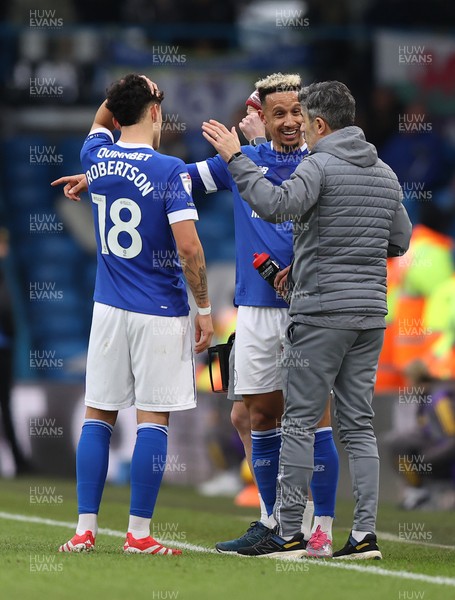 010225 - Leeds United v Cardiff City - Sky Bet Championship - Callum Robinson of Cardiff complains to Manager Omer Riza of Cardiff about Leeds second goal