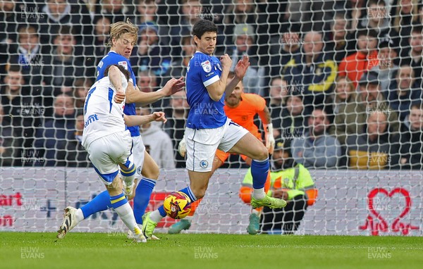 010225 - Leeds United v Cardiff City - Sky Bet Championship - Callum O'Dowda of Cardiff moves out of the way as Daniel James of Leeds United scores for Leeds