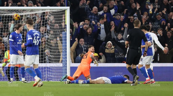 010225 - Leeds United v Cardiff City - Sky Bet Championship - Cardiff reaction to goal from Leeds